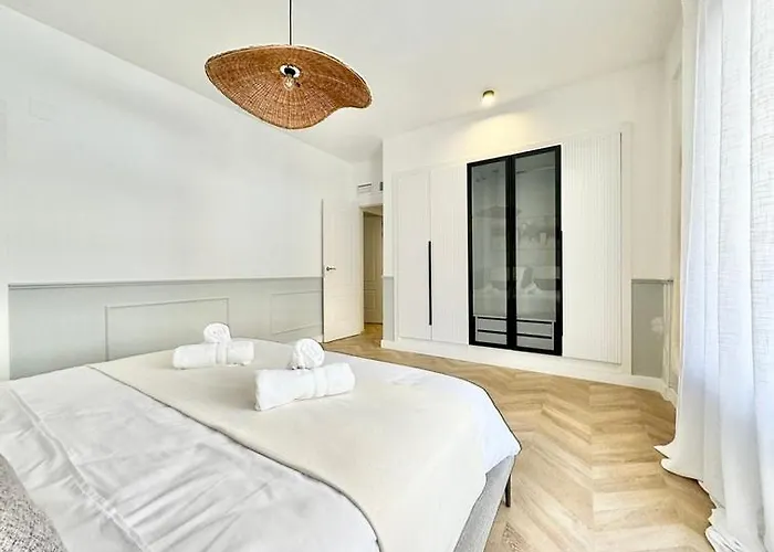 4bd Soho Luxe Retreat Terrace 2bh & Ac * Малага